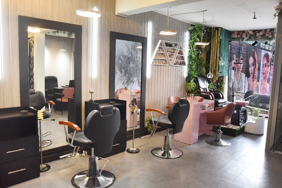Salon Neesha Manahari