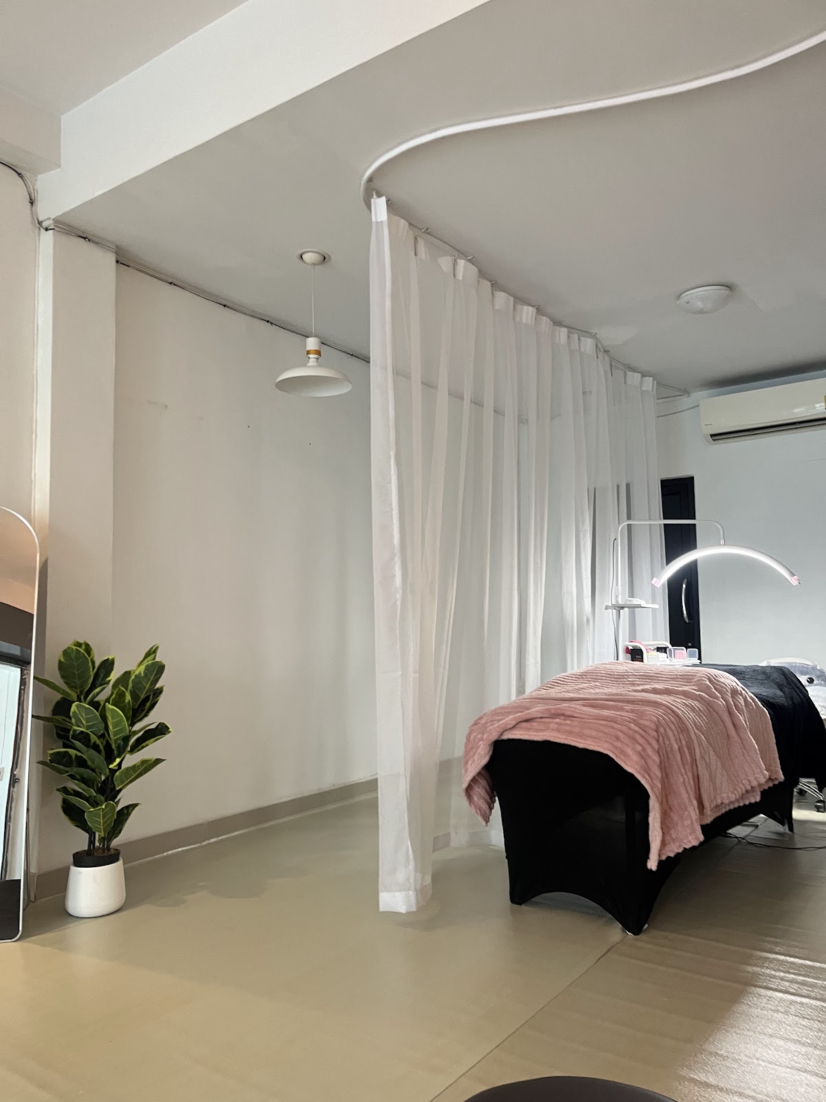 Hello Angel beauty studio by Iwa (Kangsadan)