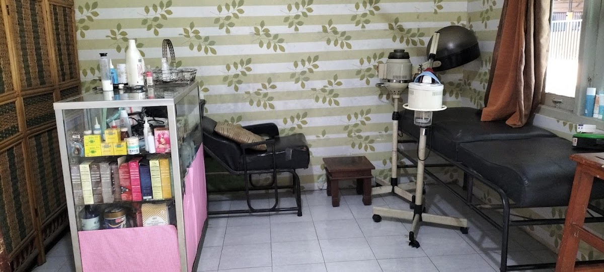 Ade Salon