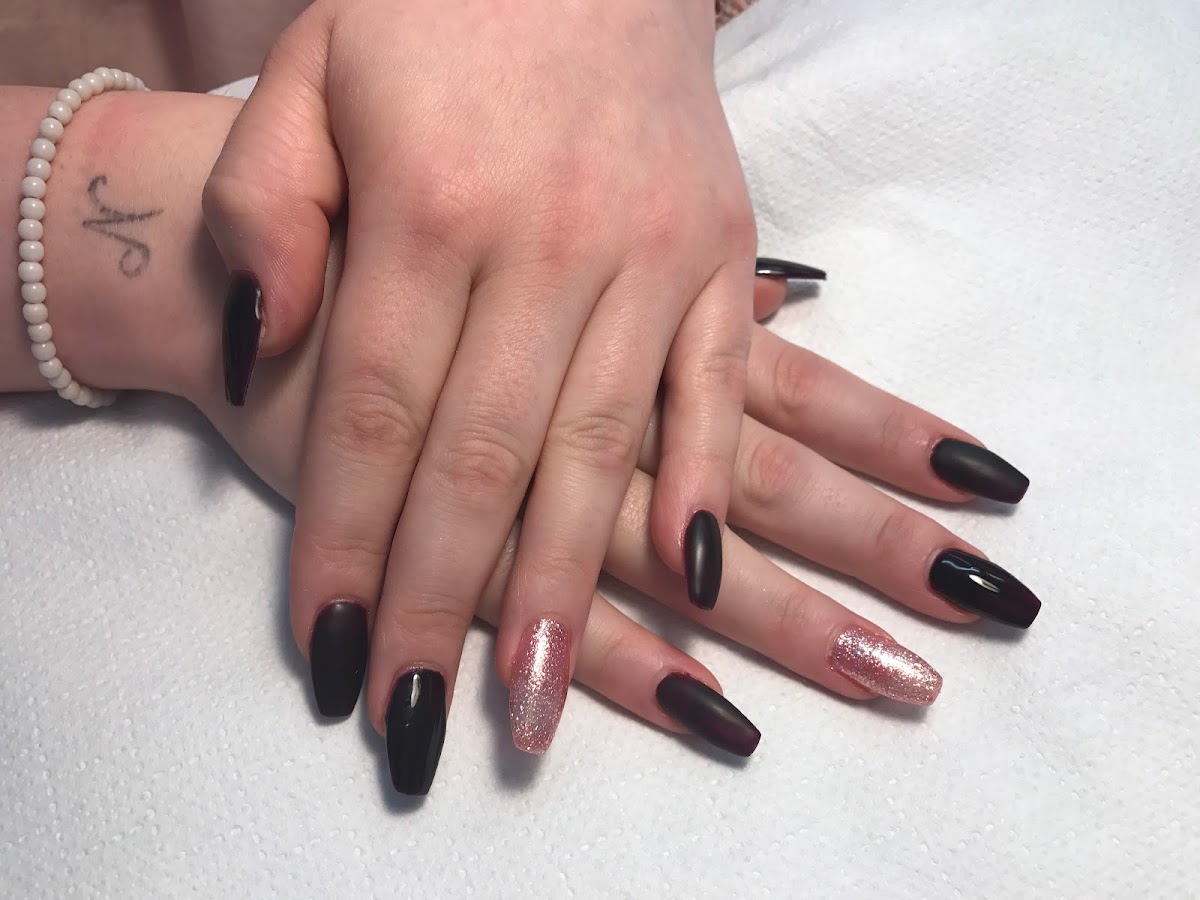 Deja Vu Kosmetik and nails Studio