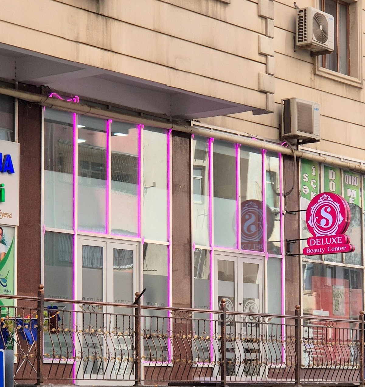 S Deluxe Beauty Center