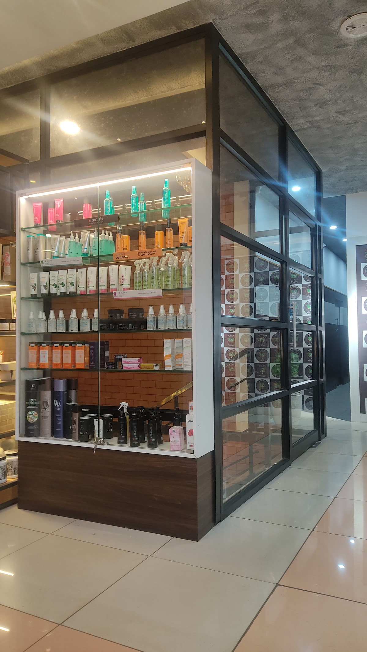 Harris Loera Unisex Salon Chalakkudi