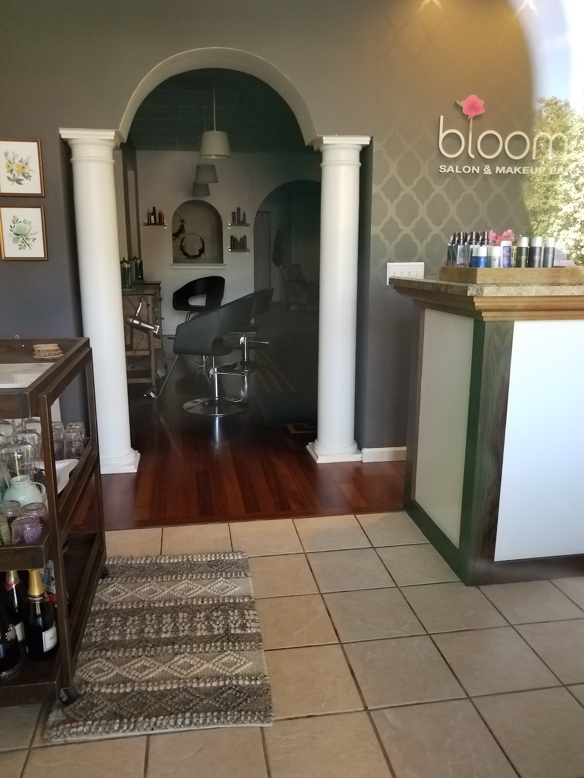 bloom. Salon & Make Up Bar