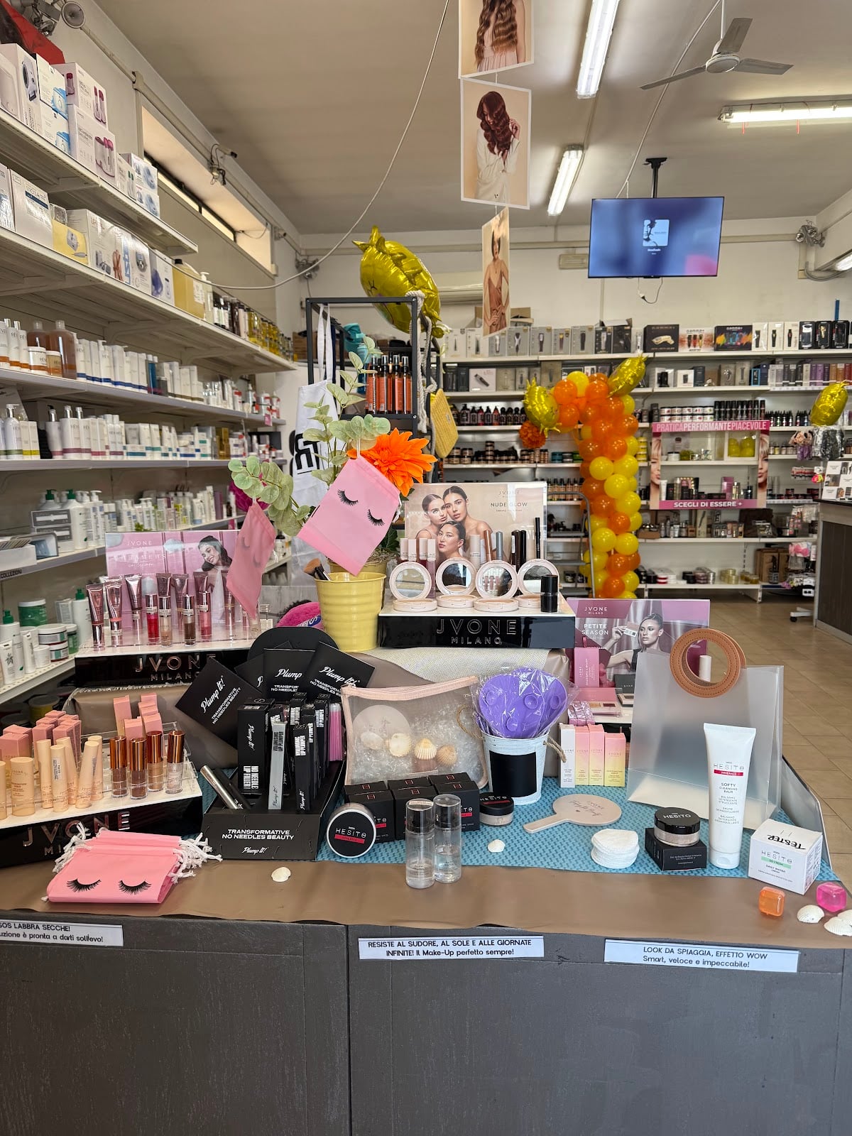 REVOLUTION TEAM BEAUTY Forniture professionali per Parrucchieri ed Estetiste