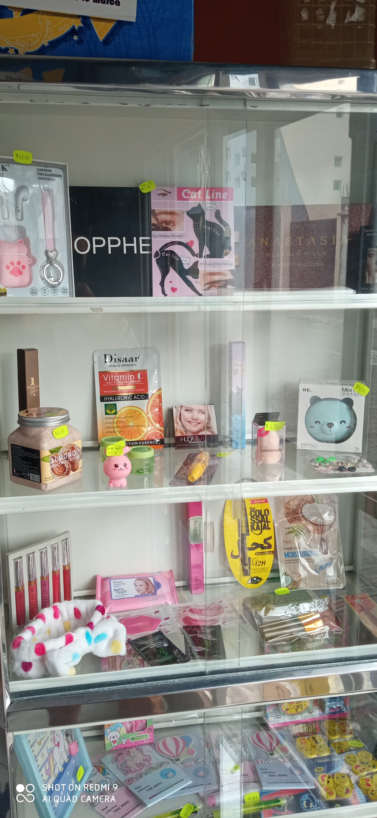 Venta de maquillaje, accesorios articulos el hogar y ropa mediante catalogo