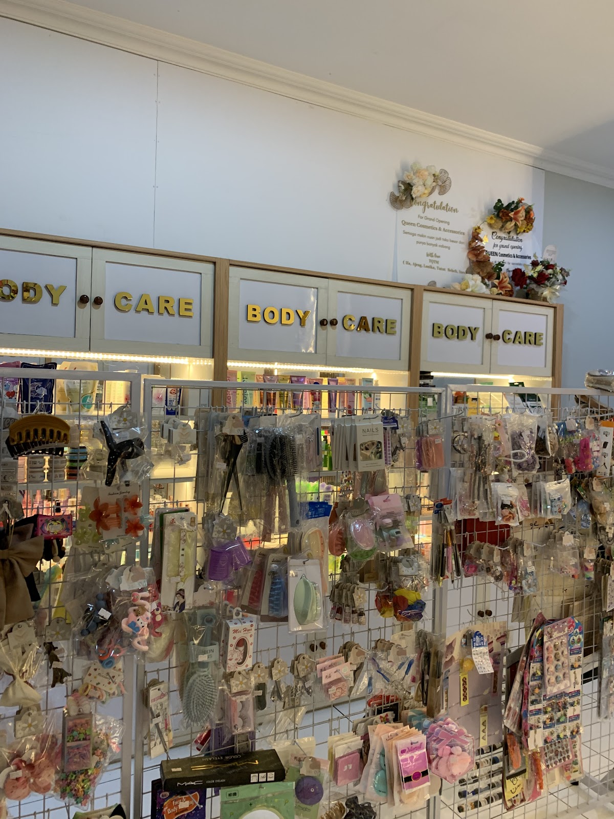 Queen Cosmetics & Accessories