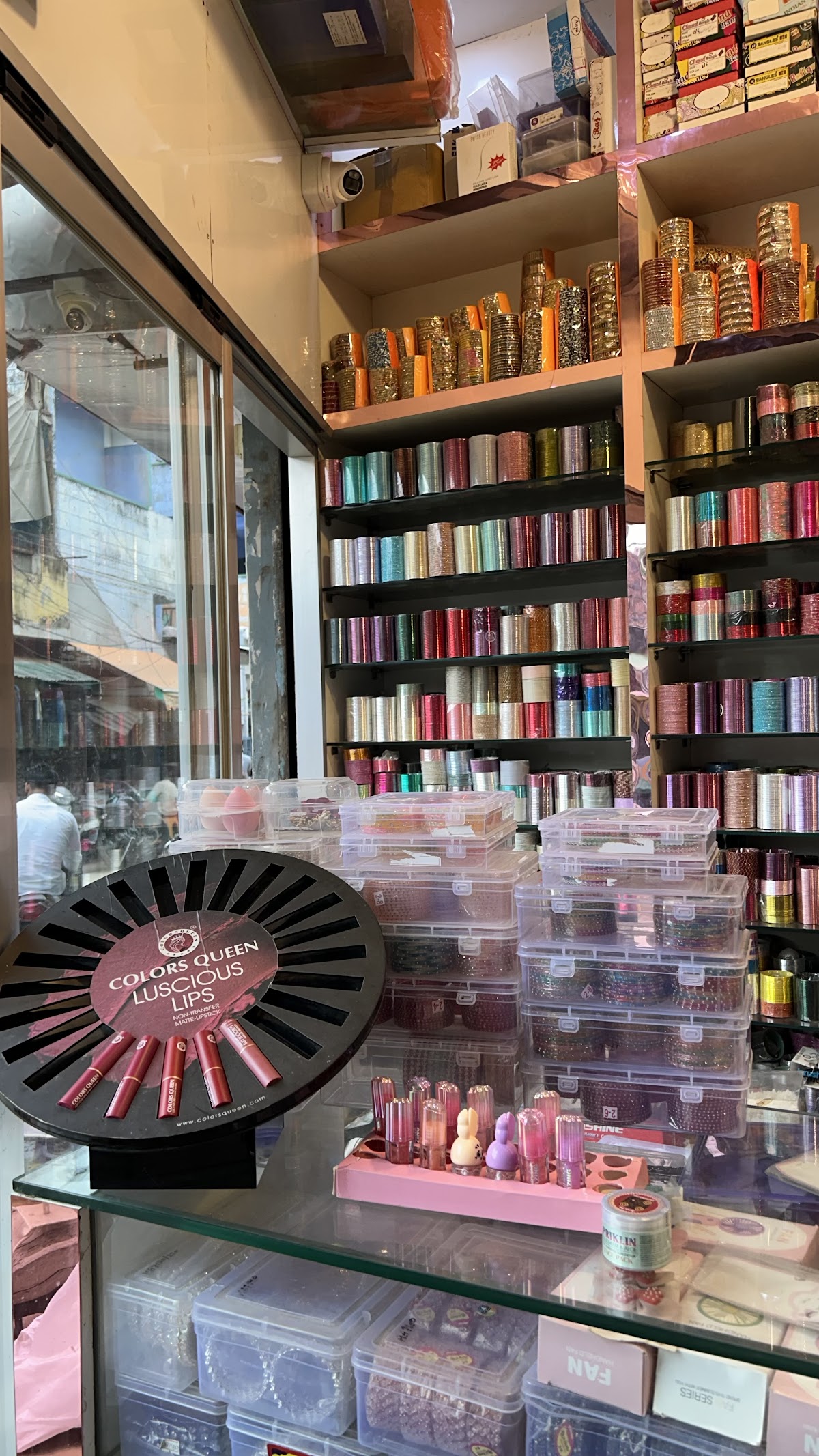 Fine cosmetics & accessories