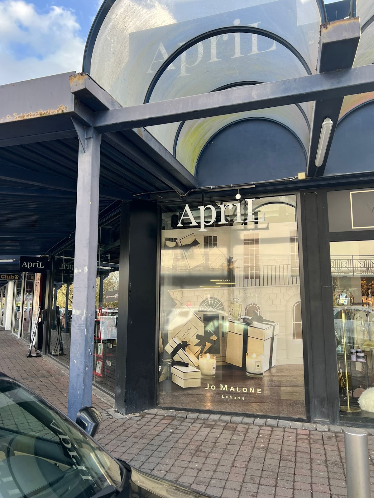 April Waterloo - Parfumerie & Institut de Beauté