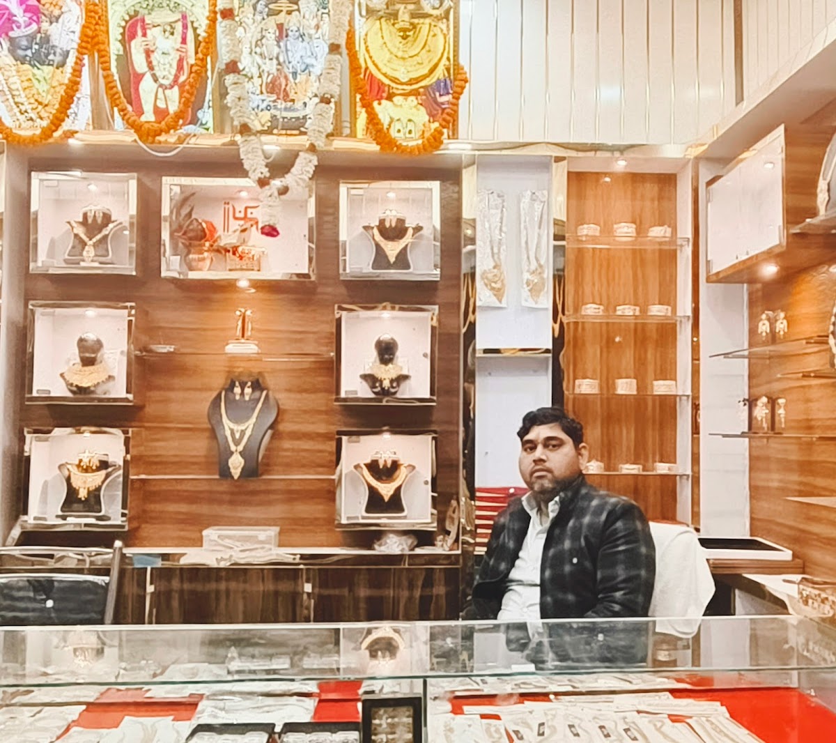 Avyan Jwellers & Cosmetics
