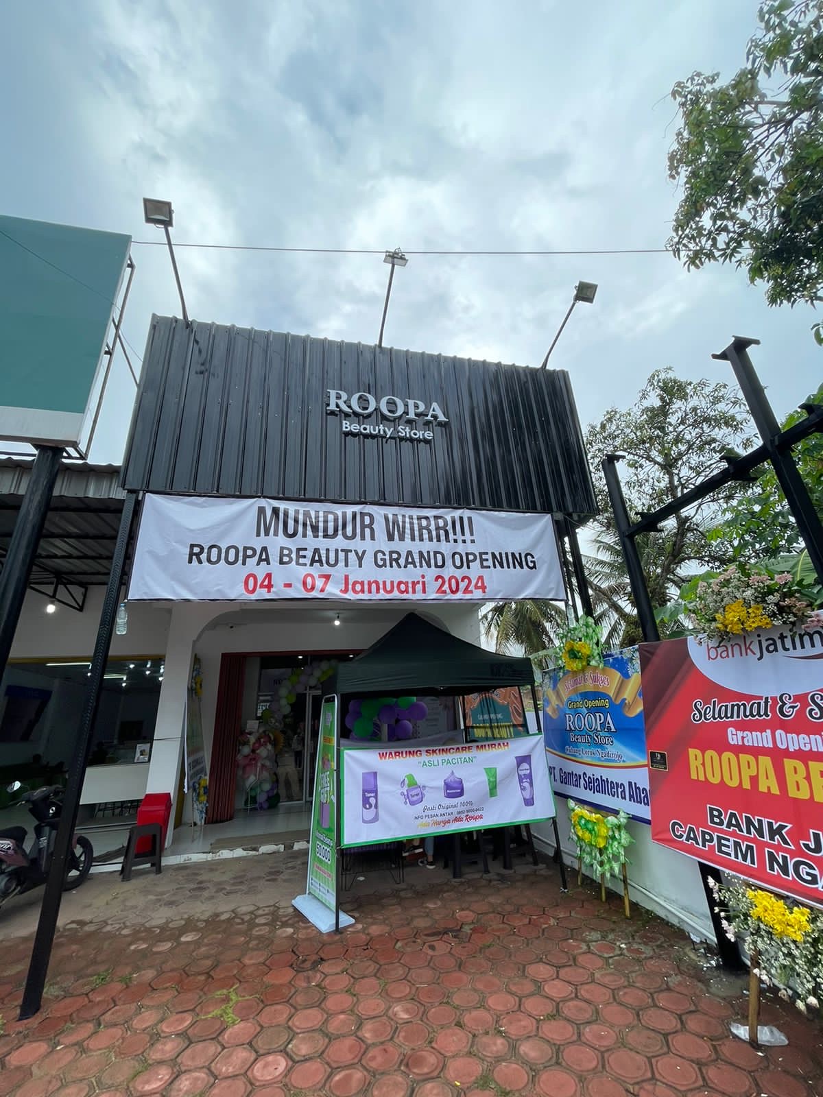 Roopa Beauty Store Lorok