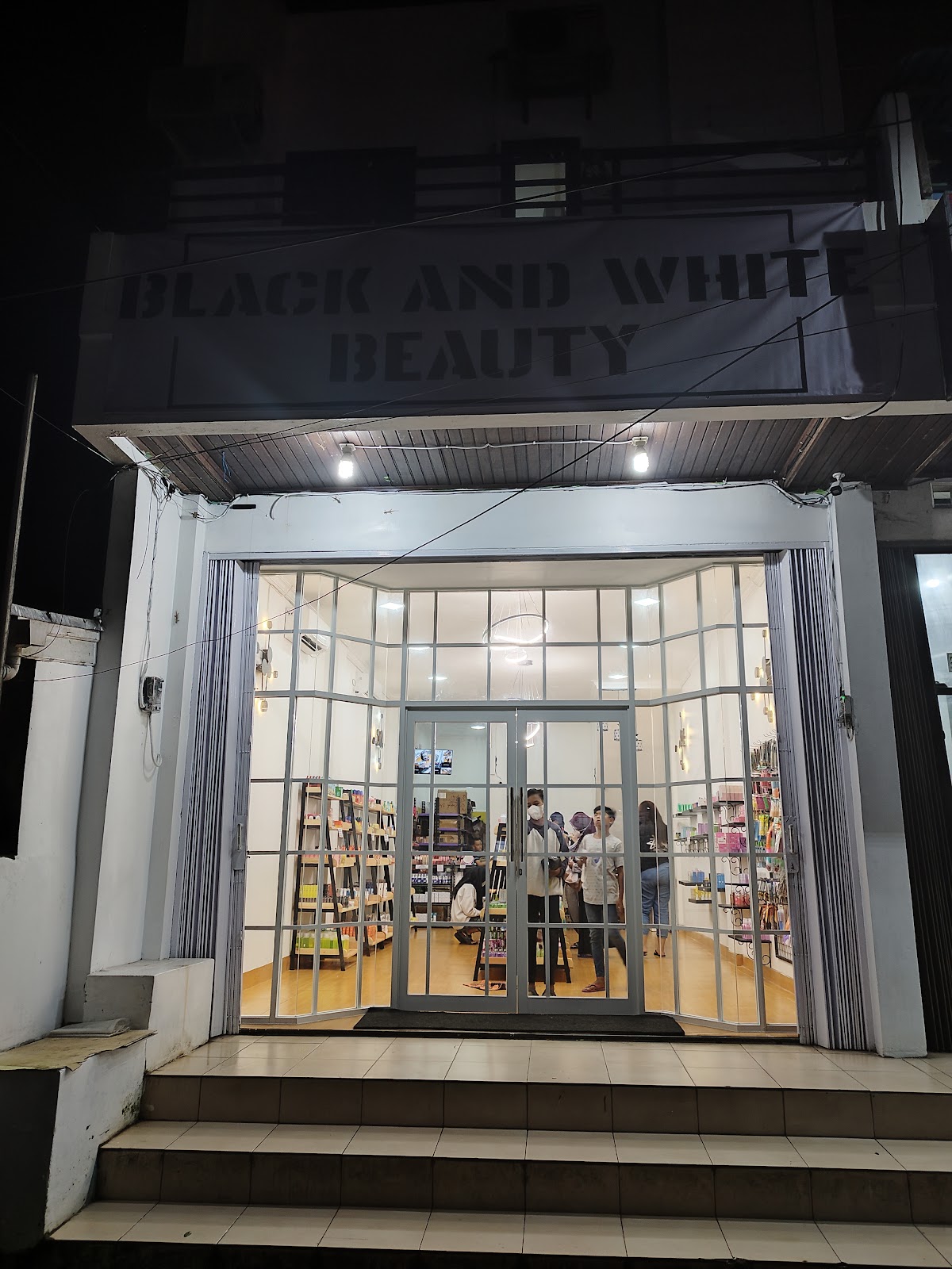 TOKO BLACK AND WHITE BEAUTY ex cantikosmetik