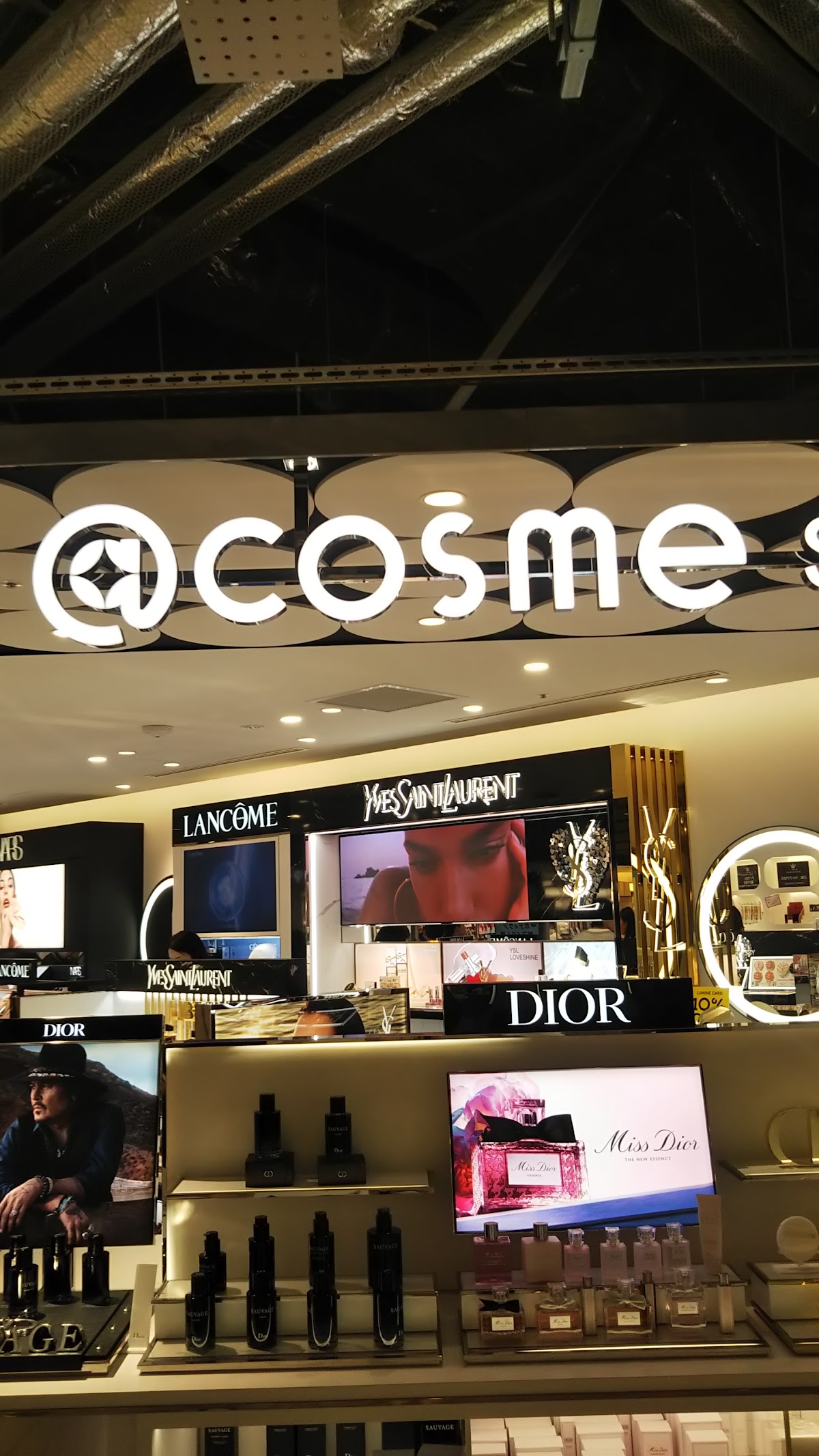 @cosme STORE Newoman Takanawa