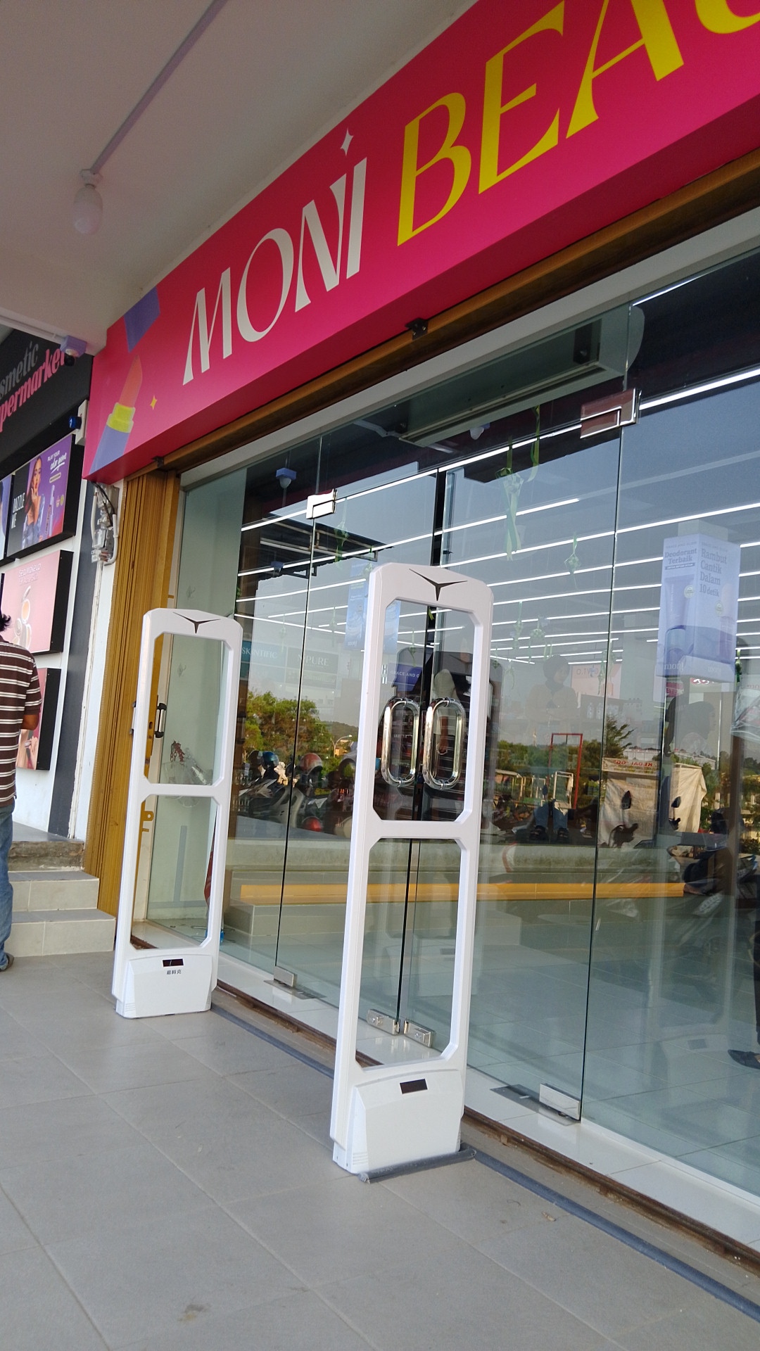 Moni Cosmetic Cabang Tembesi