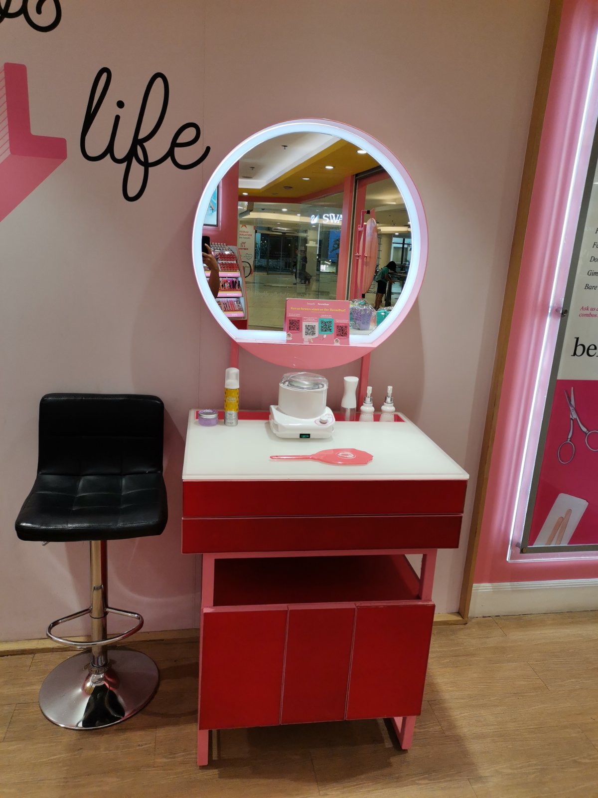 Benefit Cosmetics Boutique & BrowBar Lounge